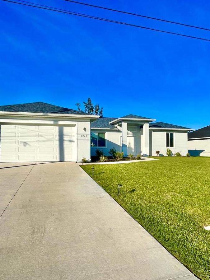 New House With Canal View In Cape Coral Extérieur photo