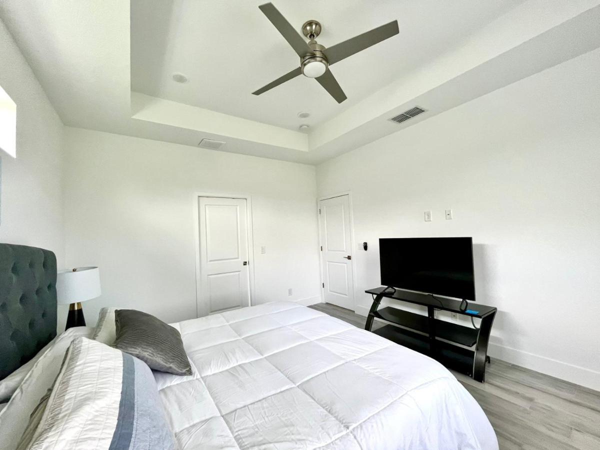 New House With Canal View In Cape Coral Extérieur photo