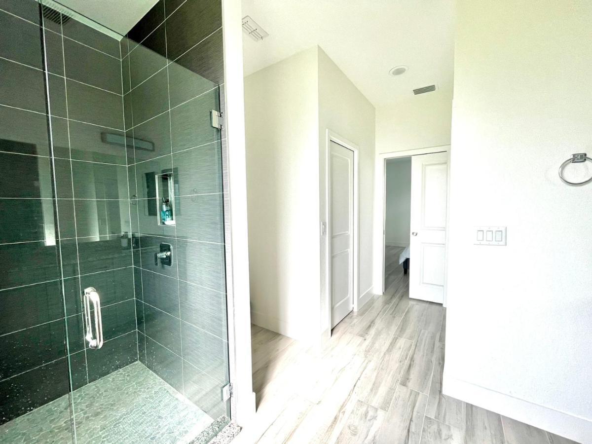 New House With Canal View In Cape Coral Extérieur photo